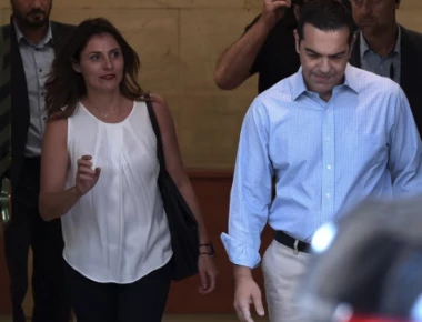 Με χαλαρό ντύσιμο στο θέατρο Α.Τσίπρας και Περιστέρα (φωτο)